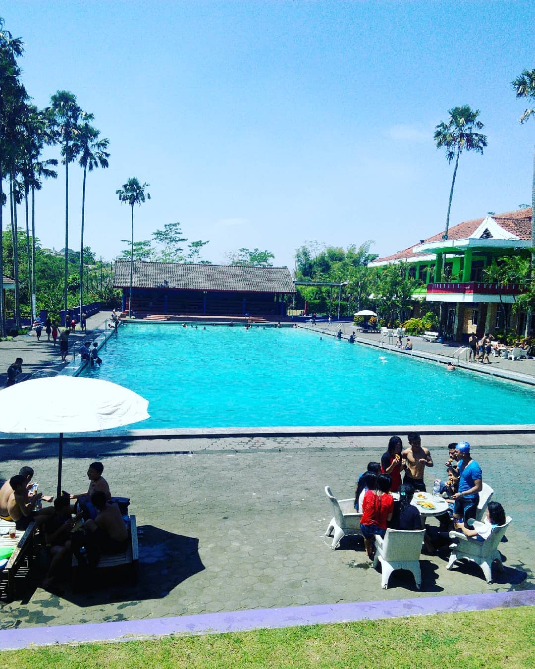 kolam renang lembah dieng malang
