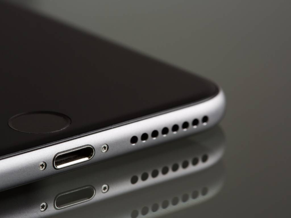 cara membersihkan speaker iphone
