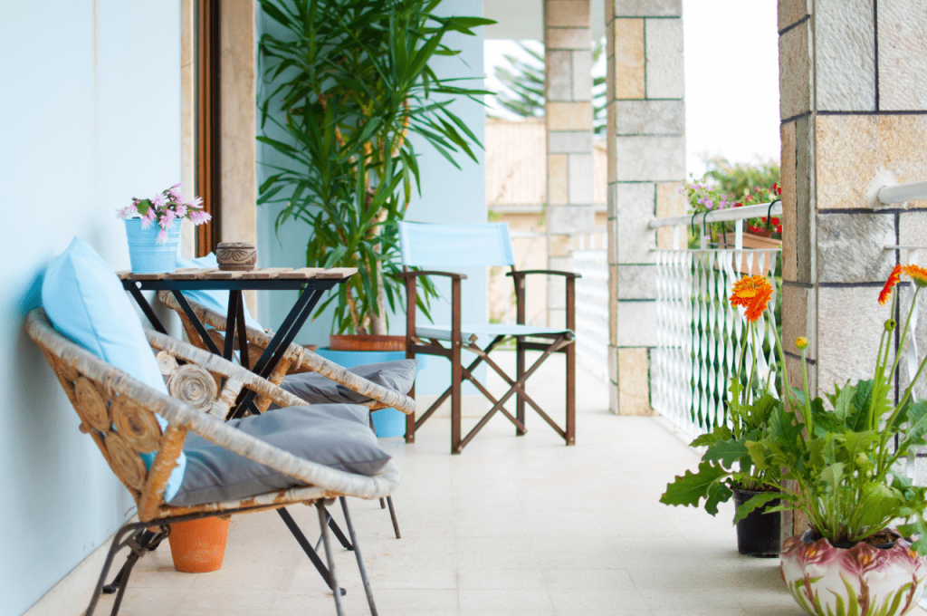 Contoh desain balkon rumah yang estetik dan tips merawatnya