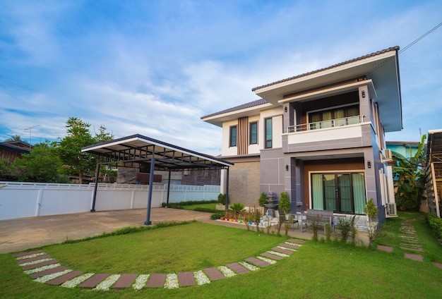 imageUrl-Butuh Inspirasi Untuk Bangun Rumah? Cek Inspirasi Desain Rumah Tingkat Separuh Belakang Ini!