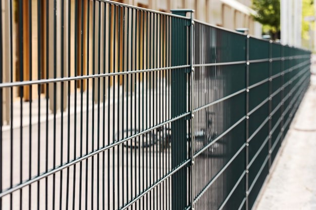 Pagar perforated memiliki berbagai model. 