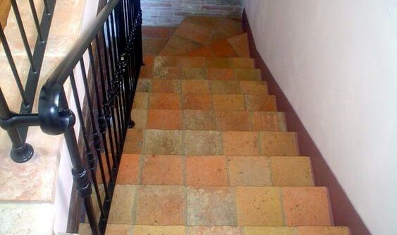 Keramik tangga motif batu