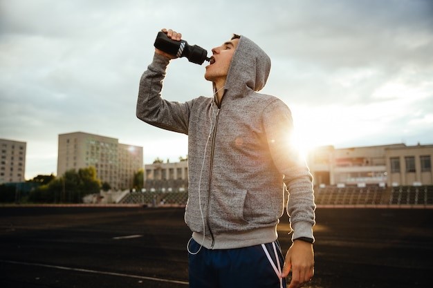 Konsumsi minuman elektrolit setelah olahraga.