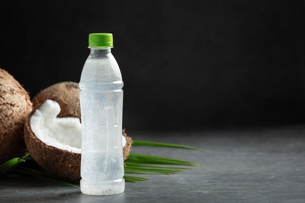Air kelapa sebagai minuman elektrolit.