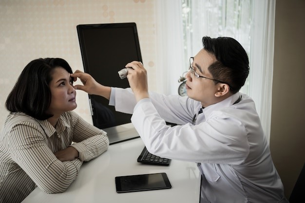 Konsultasi dokter jadi cara memutihkan mata kuning.