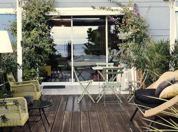 desain teras rumah ala cafe natural
