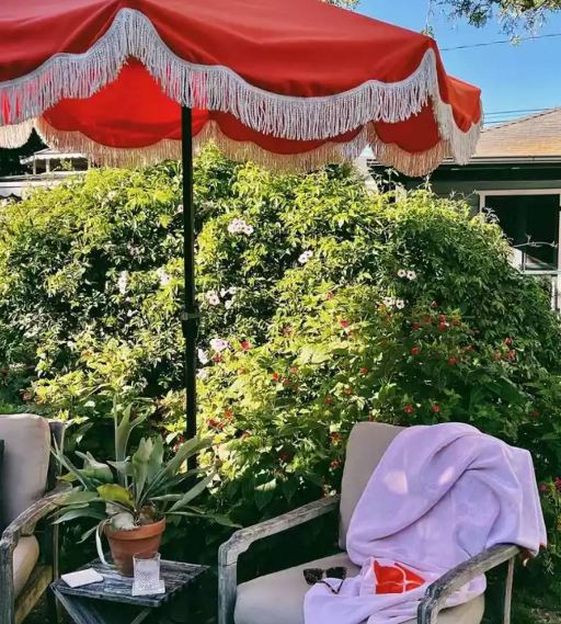 desain teras rumah ala cafe dengan tenda teduh