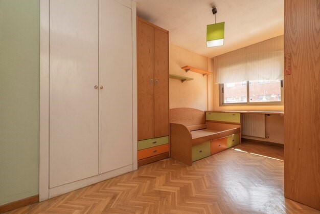 Desain kamar tidur dari triplek dengan furnitur kayu.