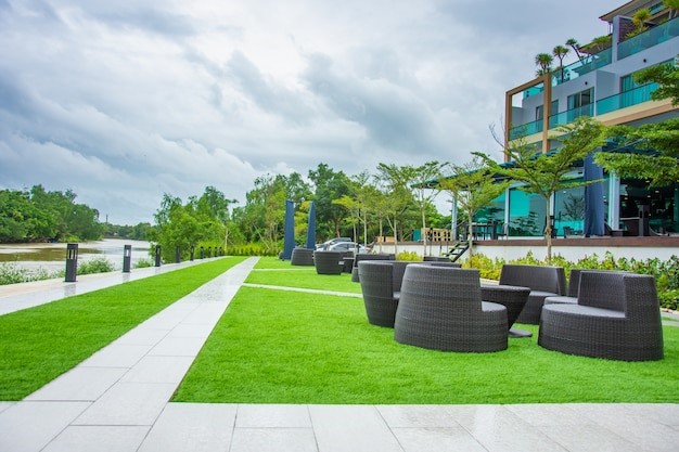 Taman di dalam denah rumah hook 2 lantai.