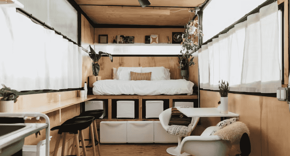 Desain kamar tidur dari triplek dengan tempat tidur tinggi.
