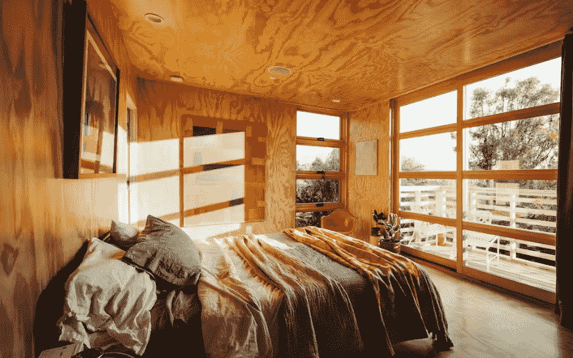 Desain kamar tidur dari triplek dengan jendela unik.