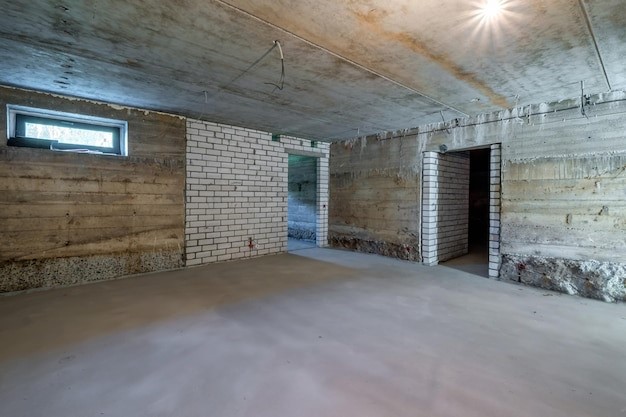 Basement pada model gudang di samping rumah.