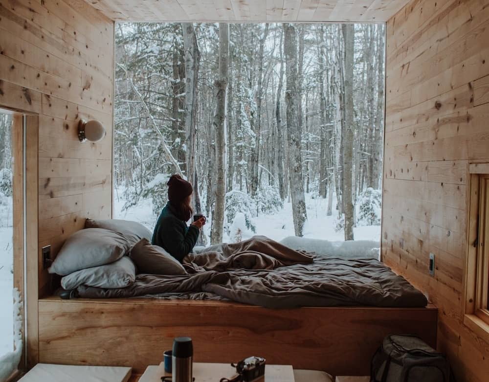 Desain kamar tidur dari triplek dengan jendela besar.