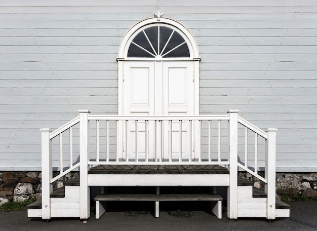Pintu bentuk kurva dalam model rumah spanyol.