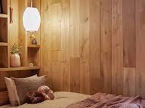 Desain kamar tidur dari triplek yang hangat.