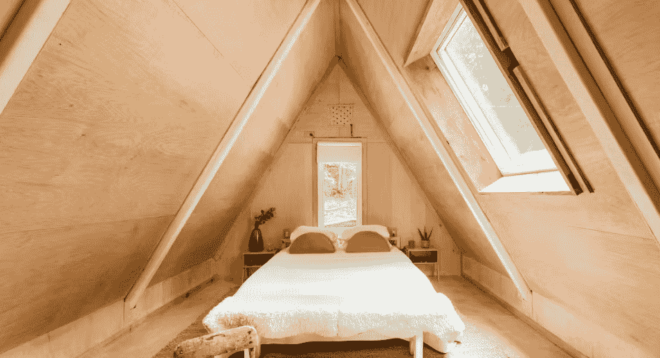 Desain kamar tidur dari triplek dengan model segitiga unik.