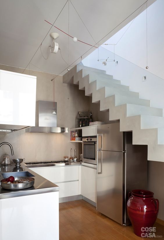 desain dapur di bawah tangga
