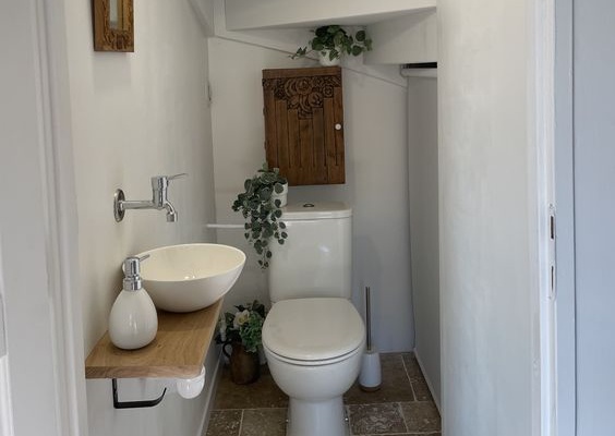 desain dapur dan kamar mandi di bawah tangga