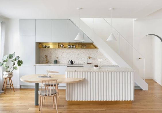 desain dapur dan kamar mandi di bawah tangga