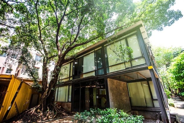 Desain rumah dalam gang yang compact.