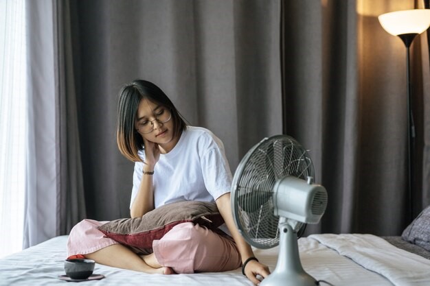 Gunakan kipas angin untuk solusi kamar tanpa ventilasi. 