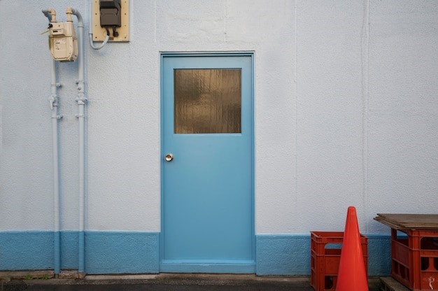 Warna cat kusen rumah mewah biru dan putih. 