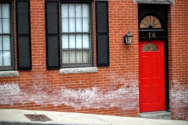 Warna cat kusen rumah mewah merah dan hitam. 