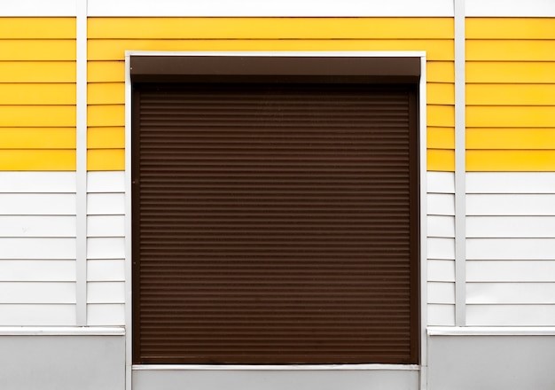 Warna cat kusen rumah mewah kuning dan coklat. 
