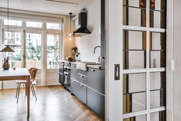 Pintu geser dapur konvensional.