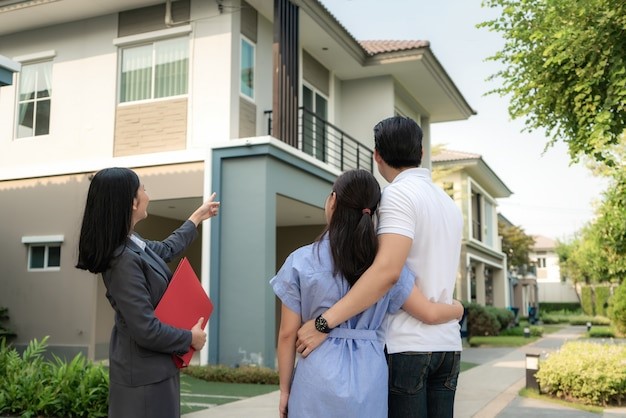 Lebih baik KPR atau pinjam uang di bank untuk beli rumah.