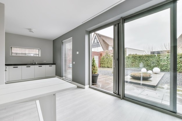 Pintu geser dapur dengan panel ganda