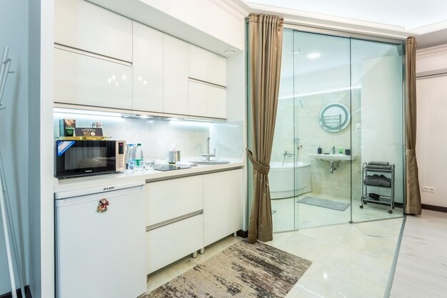 Pintu geser dapur dengan bahan kaca