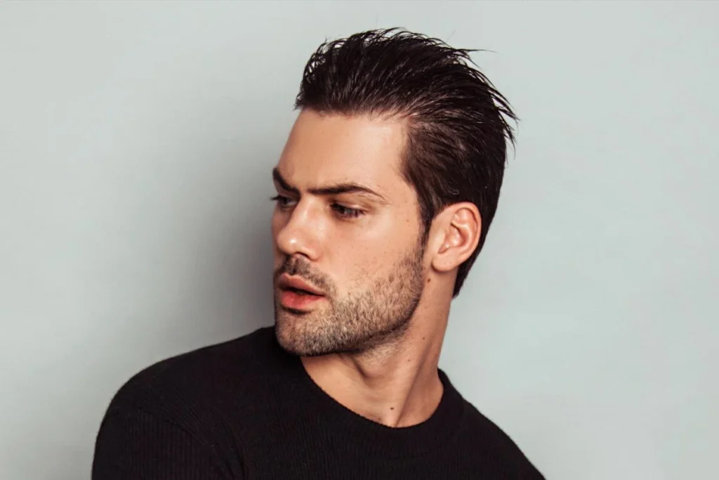 slicked back gaya rambut pria tinggi kurus