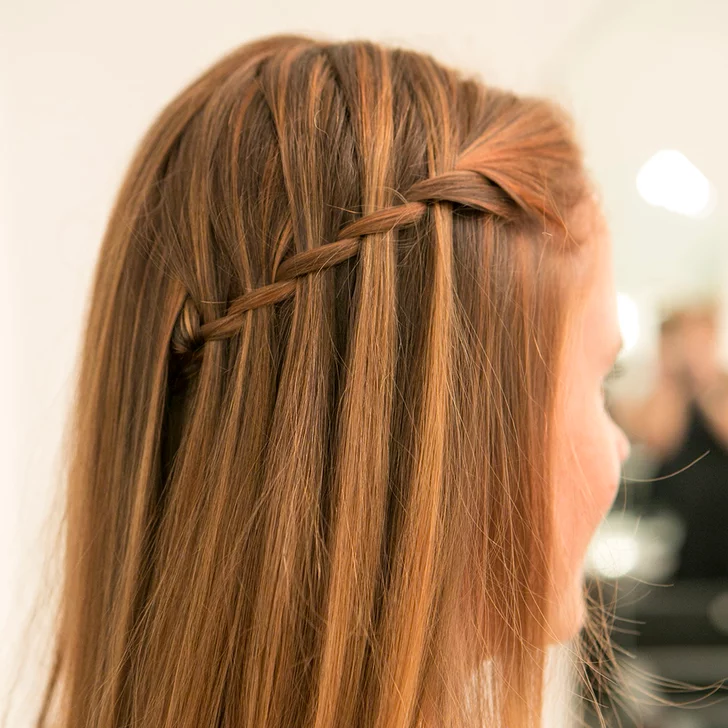 kepang rambut pendek waterfall braid