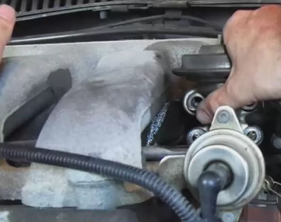 teknisi mengecek Fungsi Aktuator Pada Mobil