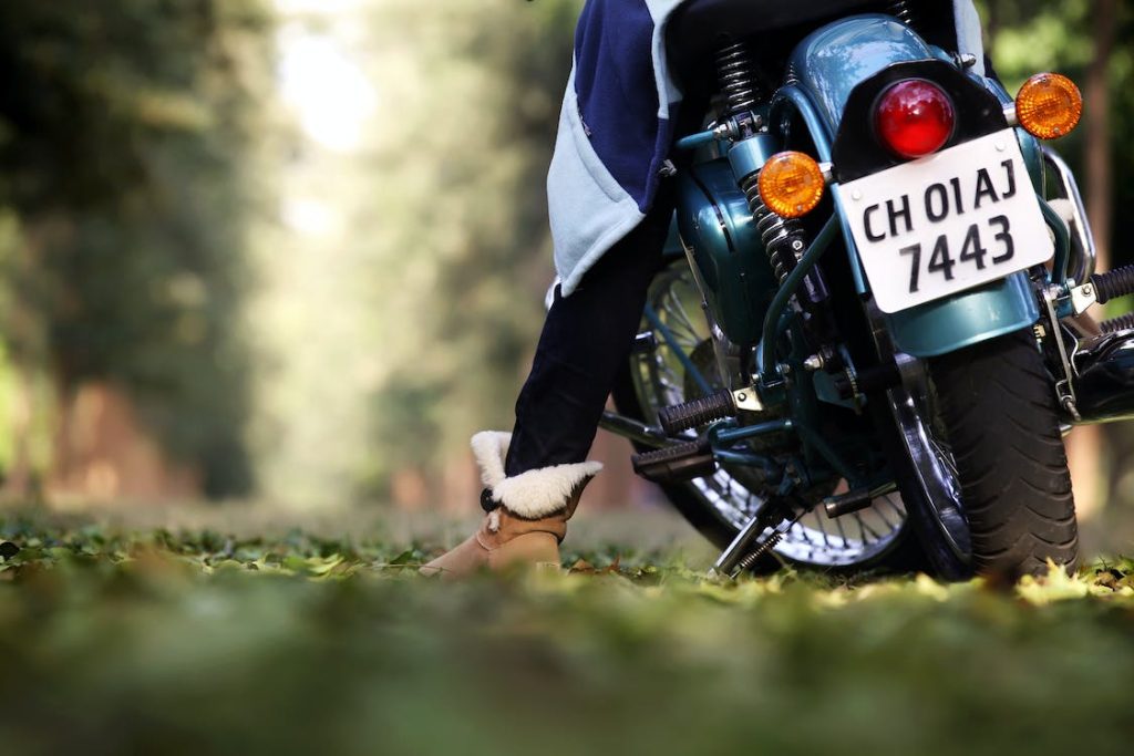 pengendara menggunakan standar motor samping untuk parkir