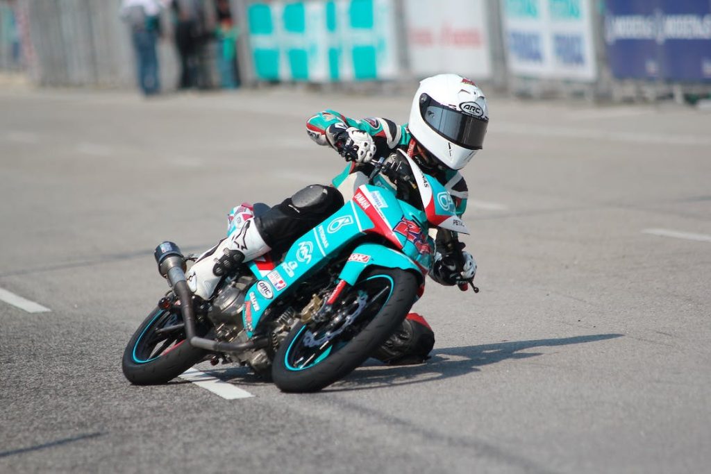 pembalap melakukan cornering sekaligus kneedown