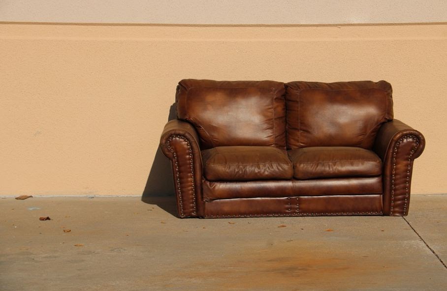 cara membersihkan sofa