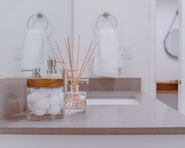 cara membersihkan keramik kamar mandi dengan sitrun