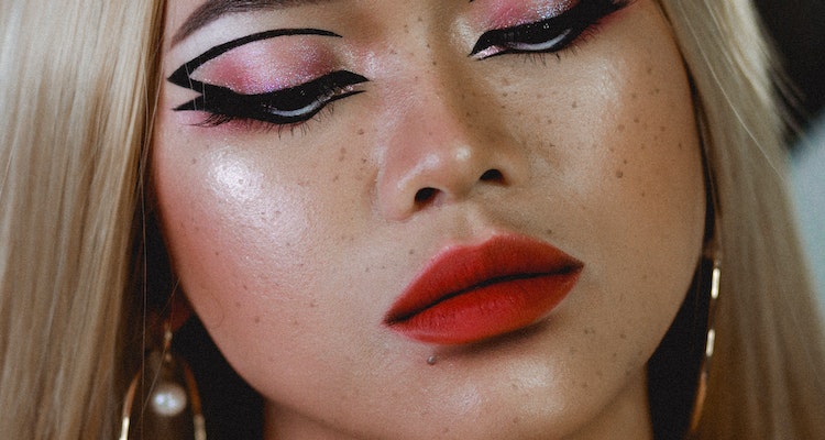 bentuk eyeliner untuk mata sayu
