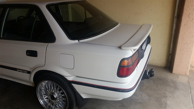 Toyota Corolla Twincam Putih dilihat dari belakang