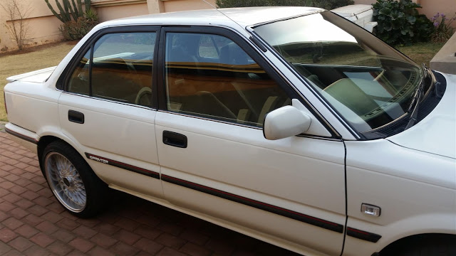 Toyota Corolla Twincam Putih dilihat dari Samping