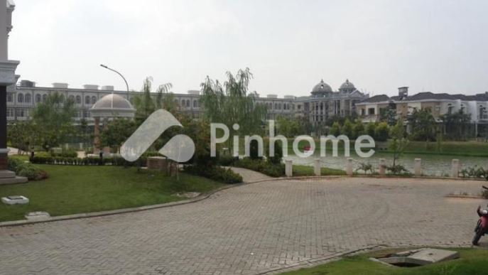 rumah mewah 2 lantai klasik di green lake city