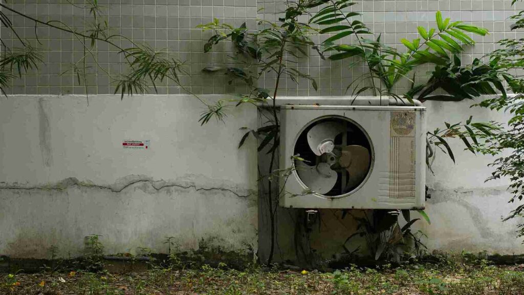 Penyebab outdoor AC berisik.