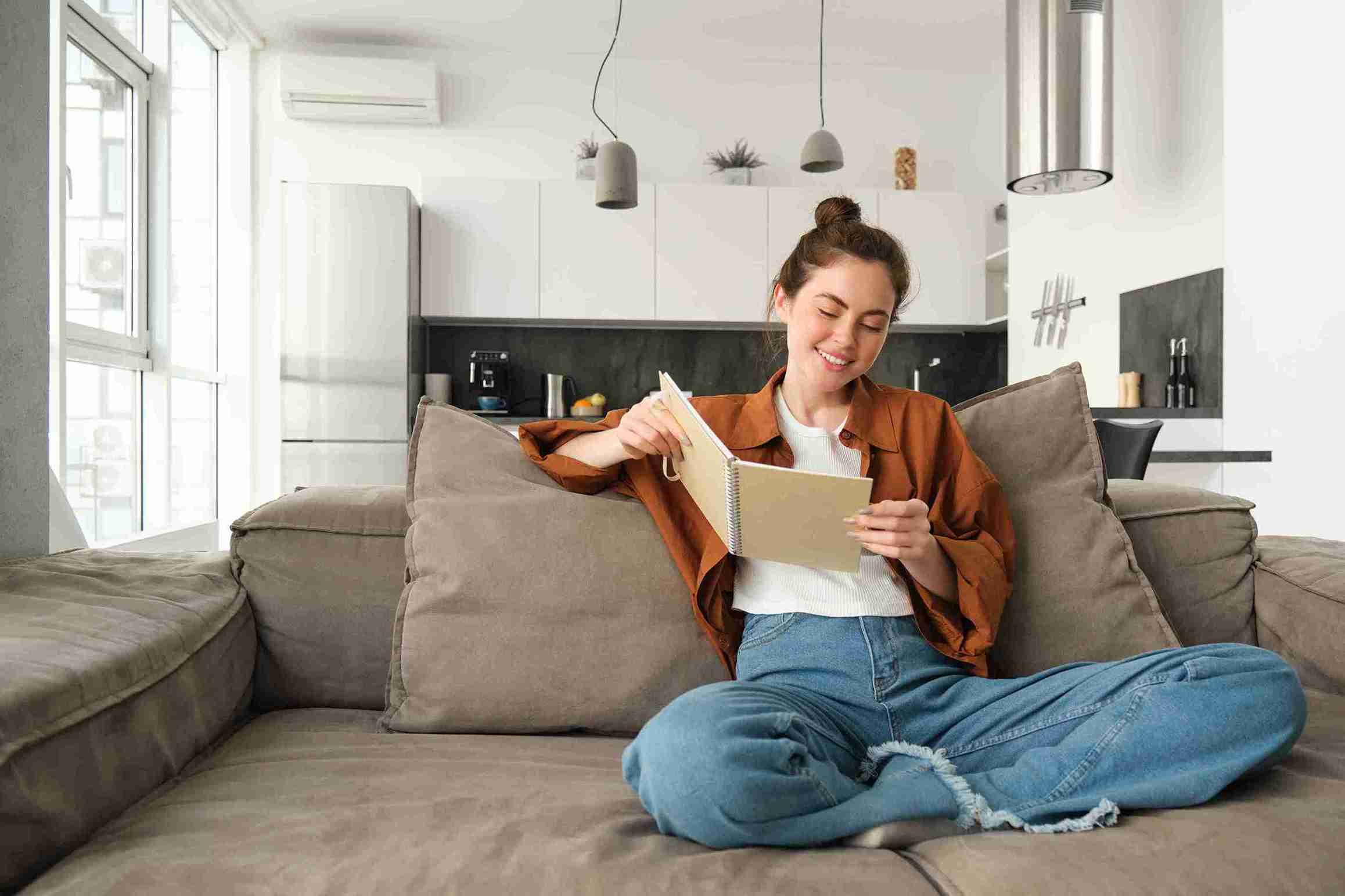 Pasang AC di Ruangan Kaca? Pahami Tantangan dan Solusinya