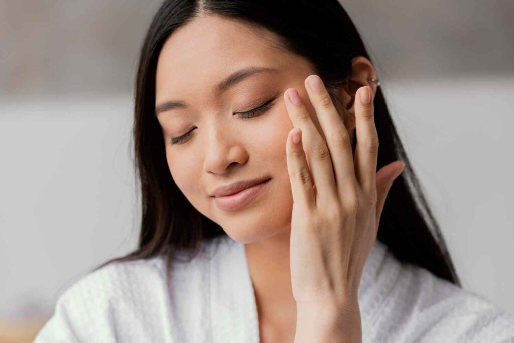 manfaat face massage adalah melancarkan sirkulasi darah pada wajah, menminimalkan fine lines dan kerutan, hingga membantu mengatasi jerawat.