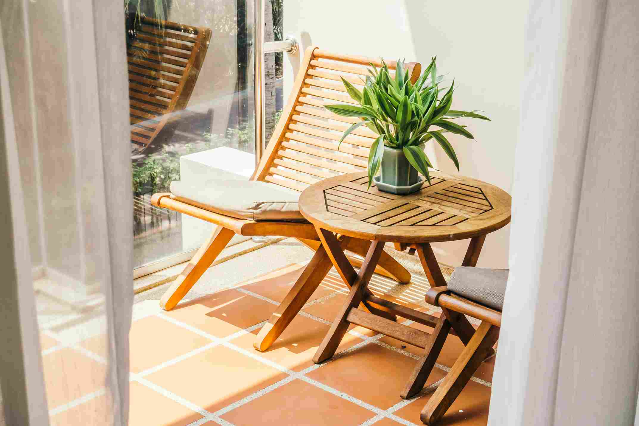 cara merawat balkon apartemen
