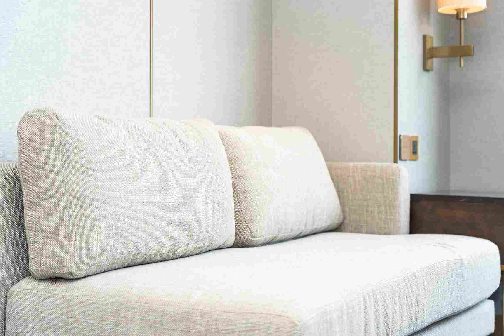 cara membersihkan sofa kain
