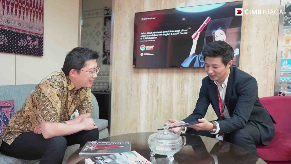 Ilustrasi pria sedang menjelaskan syarat take over KPR CIMB Niaga pada nasabah