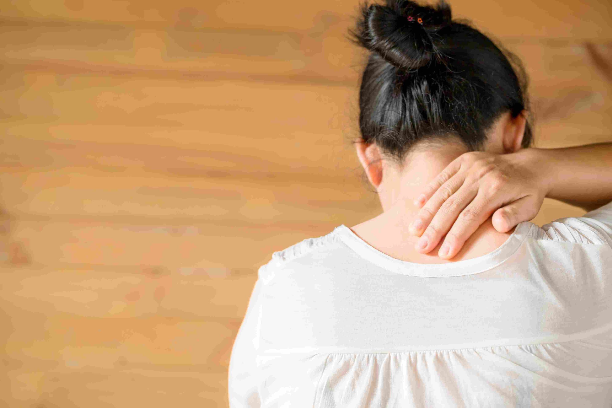 7 Cara Mengatasi Sakit Leher Belakang yang Efektif